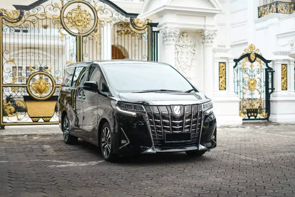 Keuntungan Sewa Mobil Plus Sopir di Surabaya
