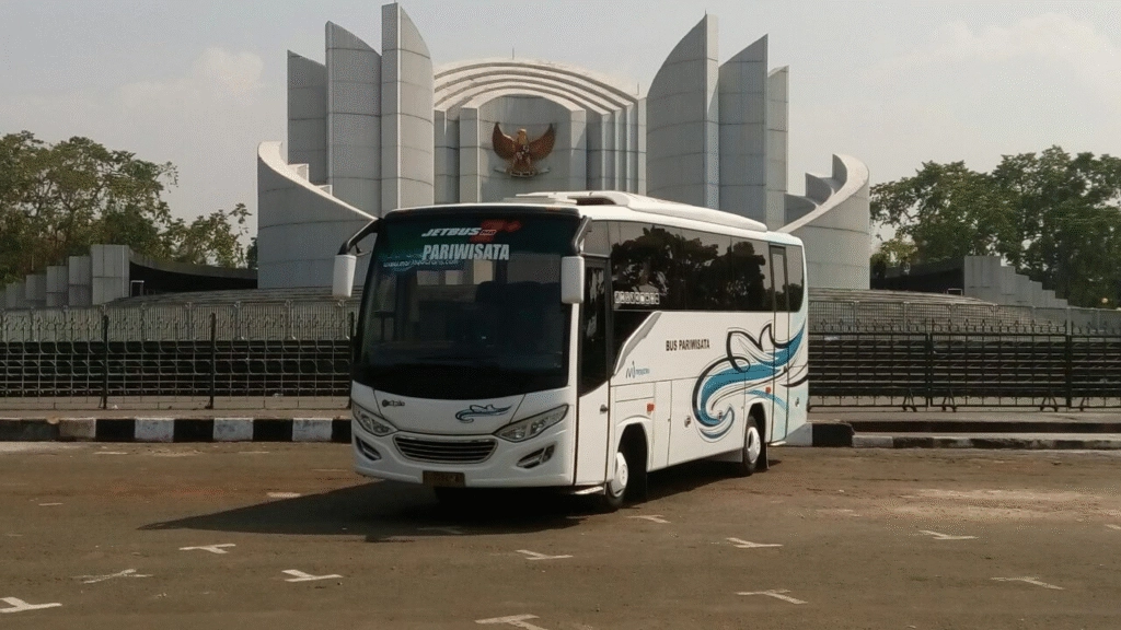 sewa medium bus, transportasi rombongan nyaman, bus pariwisata keluarga, rental bus sedang murah, jasa bus untuk event kantor