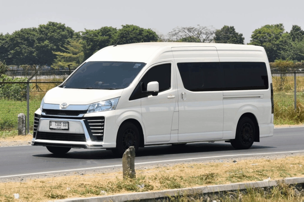 Hemat Biaya dengan Sewa Mobil Toyota Hiace