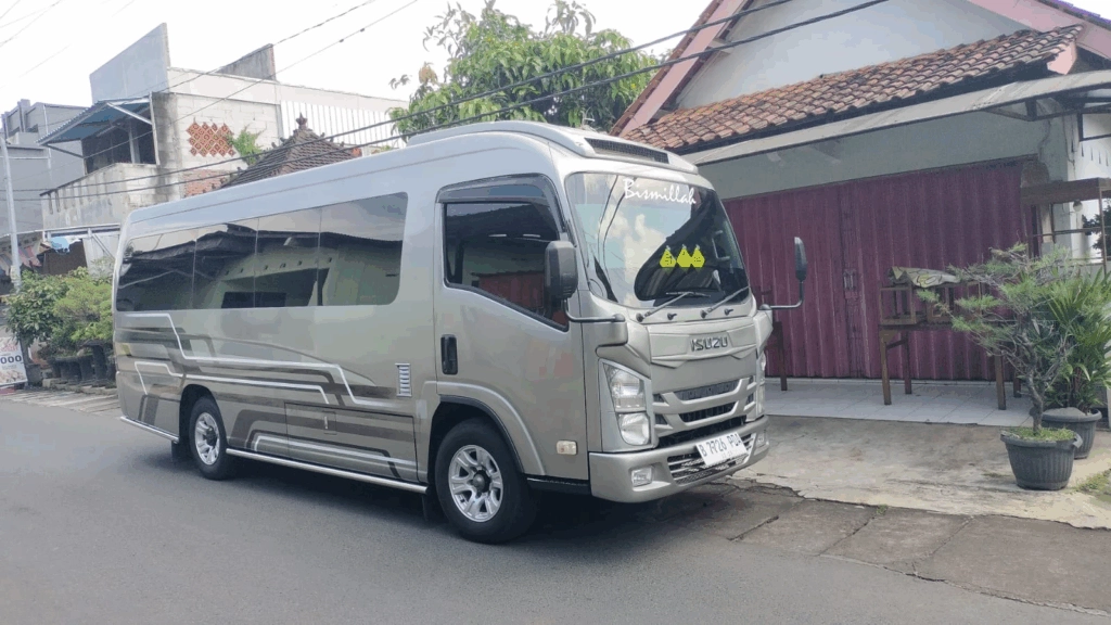 Mengapa Memilih Carteran Elf untuk Perjalanan Rombongan?